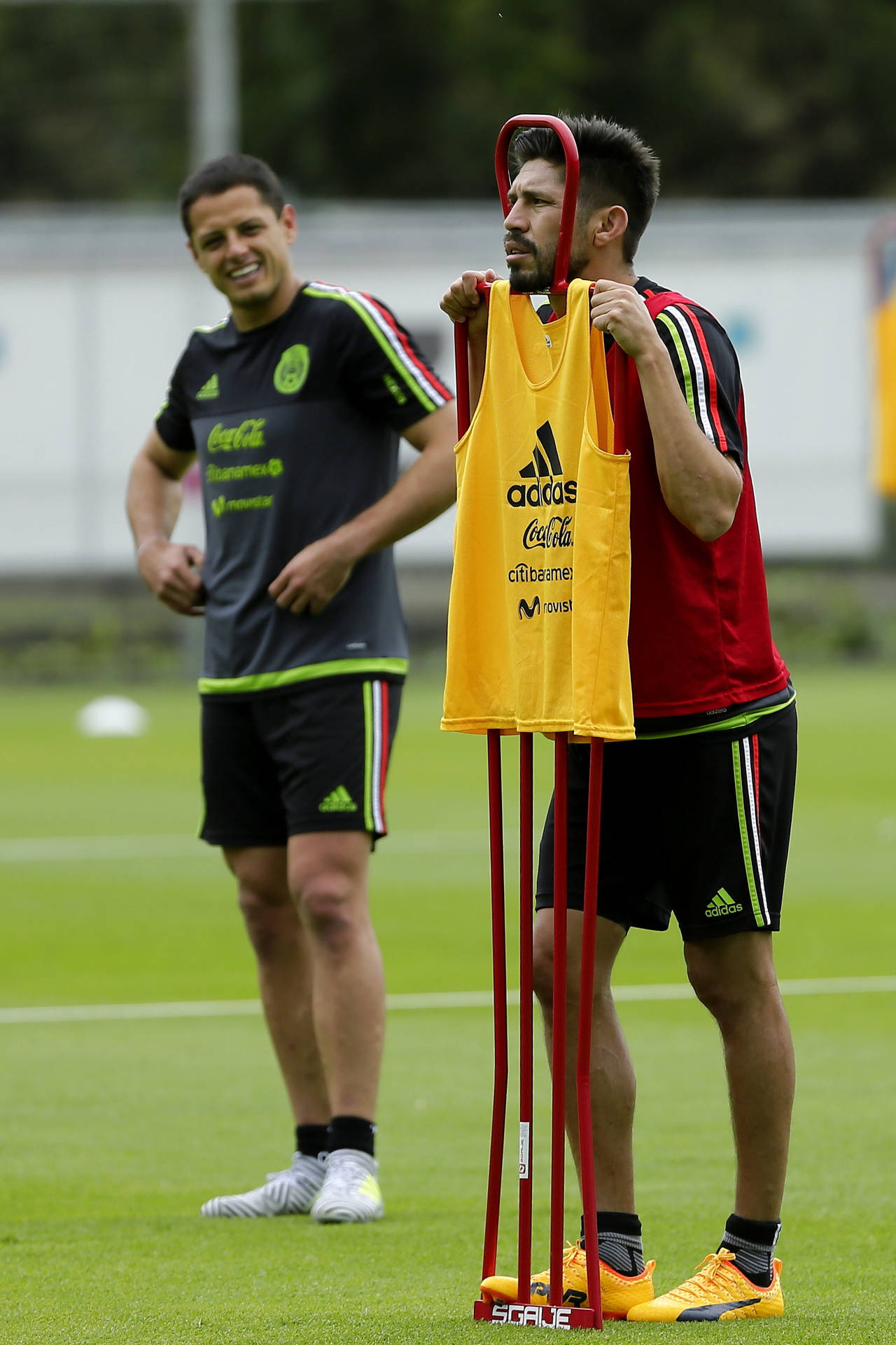 Oribe Peralta (d) y Javier Hernández están entre las opciones para guiar la delantera de México en Rusia. 