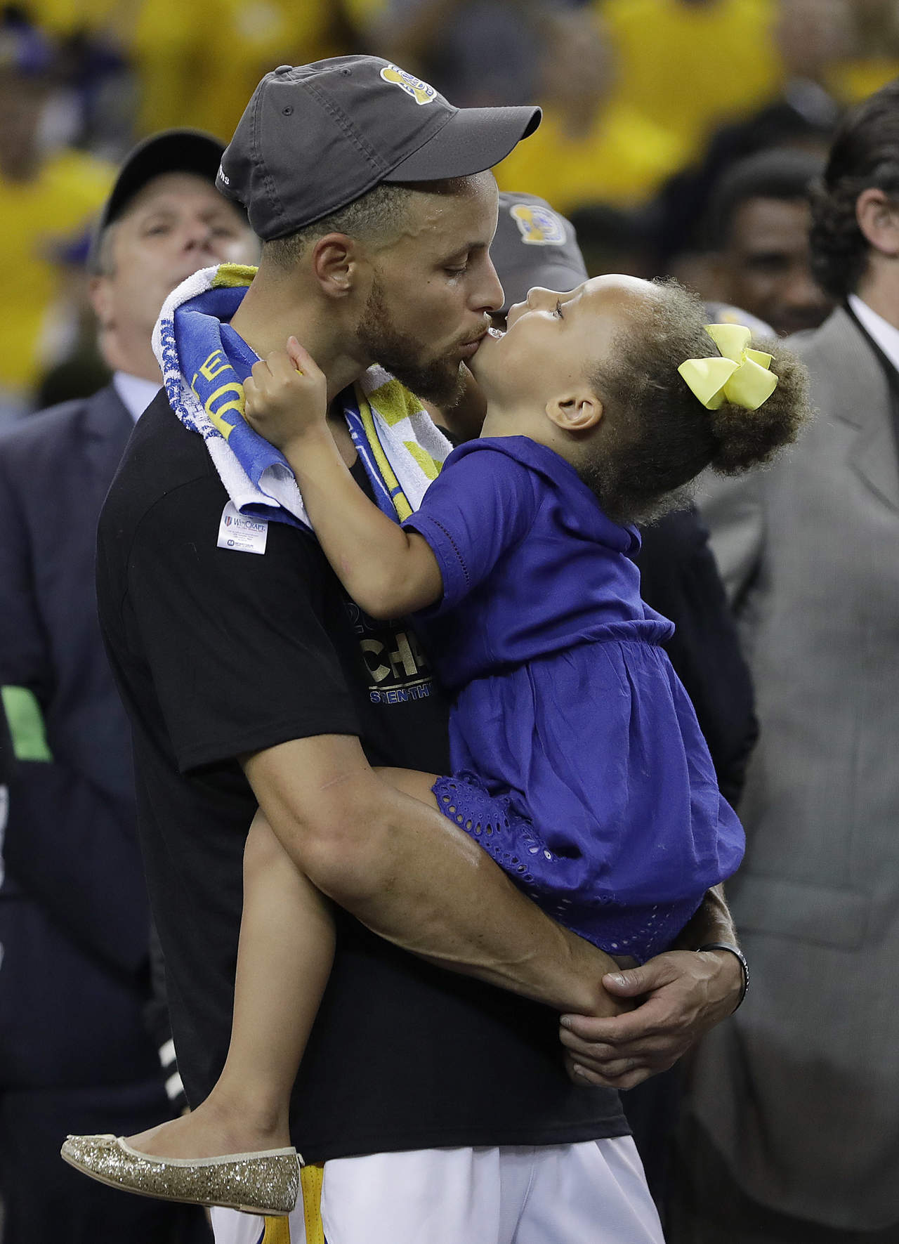 El jugador estrella de los Warriors, Stephen Curry besa a su hija Riley, tras conseguir el título de la NBA.