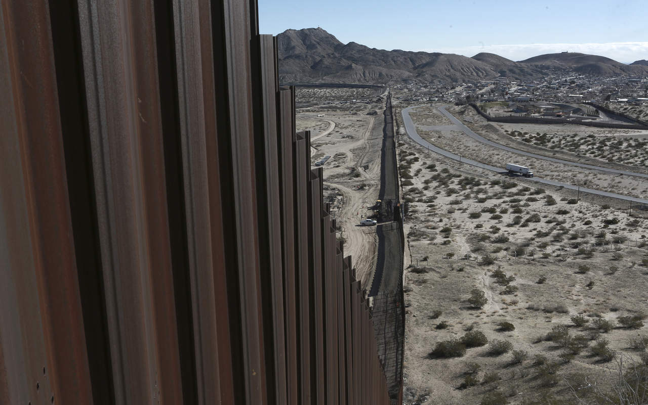 La administración del presidente Donald Trump solicitó al Congreso mil 600 millones de dólares para la primera fase de la construcción del muro, una de las principales promesas electorales. (ARCHIVO)