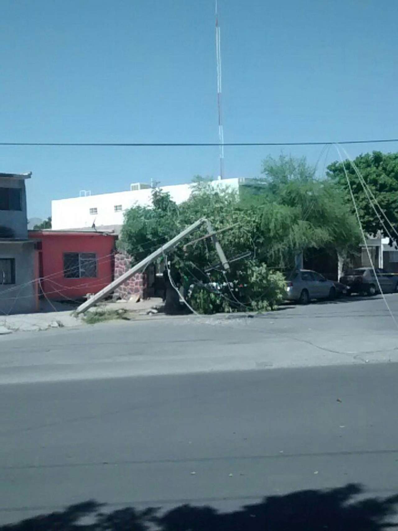 Este martes se reportó un aparatoso accidente en el cruce de Águila Nacional y avenida Bravo. (EL SIGLO DE TORREÓN) 