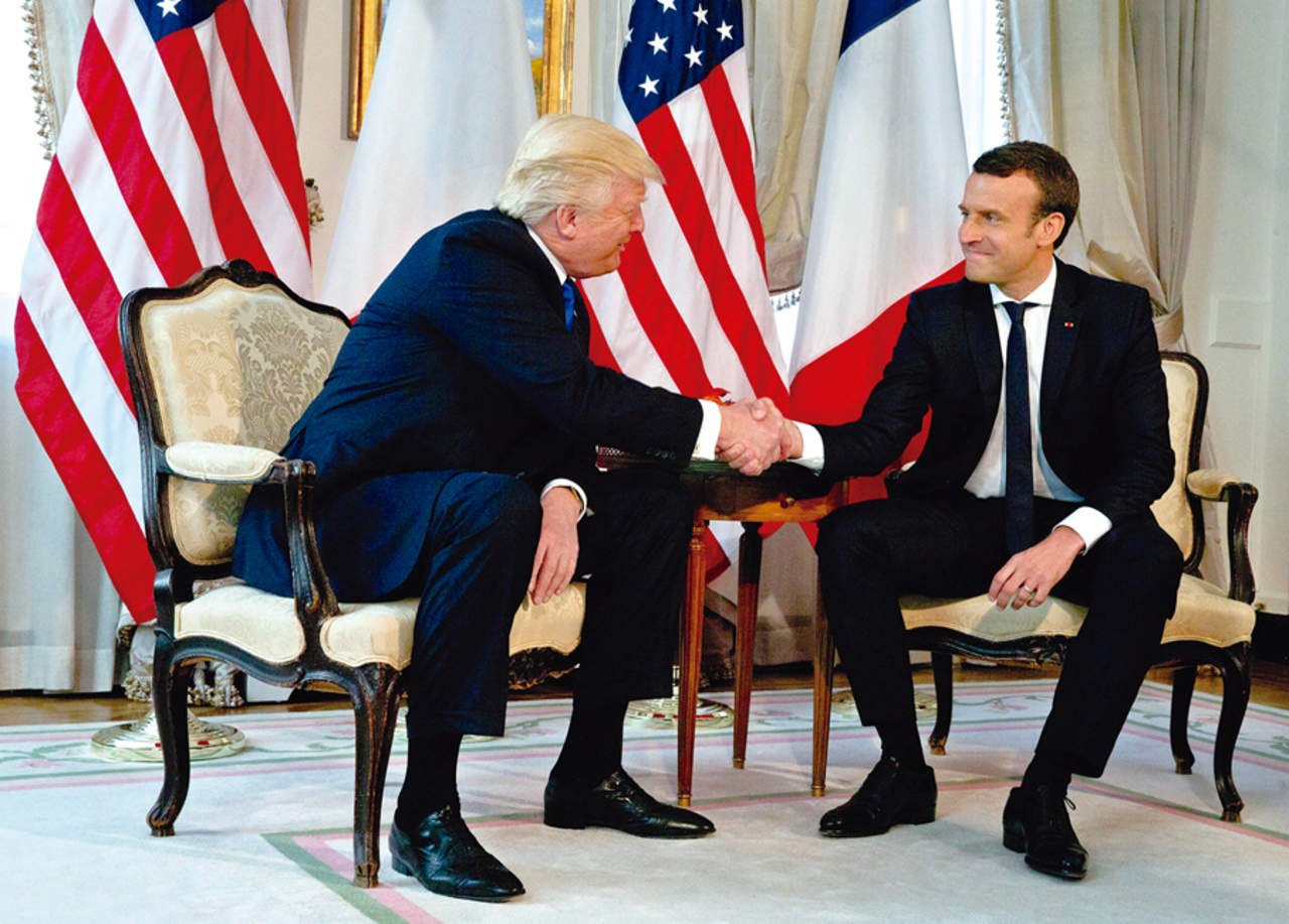 El presidente estadounidense Donald J. Trump estrecha la mano del presidente francés, Emmanuel Macron, en la cumbre de líderes de países de la OTAN (2017). Foto: EFE/ Peter Dejong/Pool