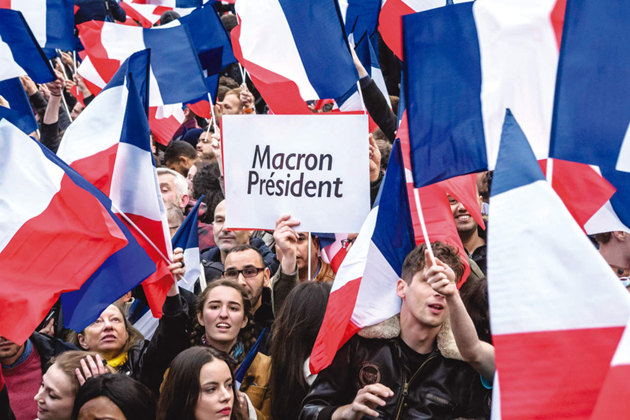 Los partidarios del movimiento político En Marche! celebrando el triunfo de Macron en la segunda vuelta electoral (2017). Foto: EFE/EPA/Christophe Petit Tesson