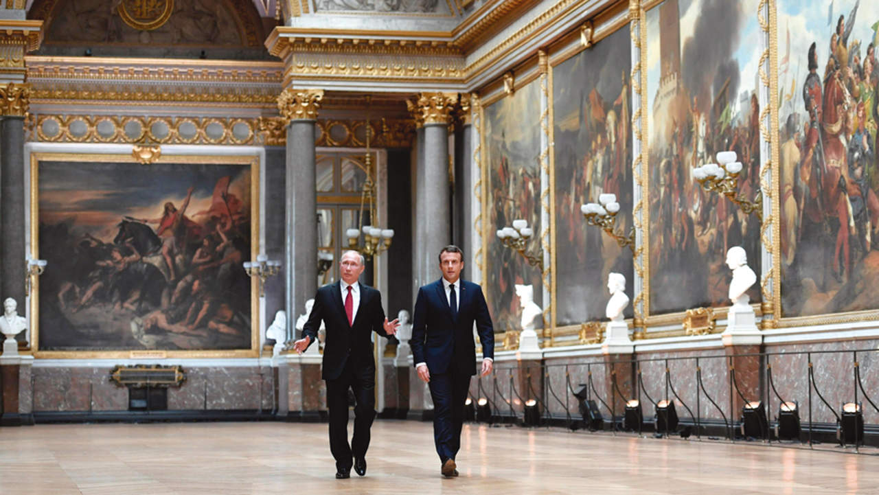 El presidente francés, Emmanuel Macron, y el presidente ruso, Vladímir Putin, llegan a una rueda de prensa en el
Palacio de Versalles (2017). Foto: EFE/ Stephane de Sakutin