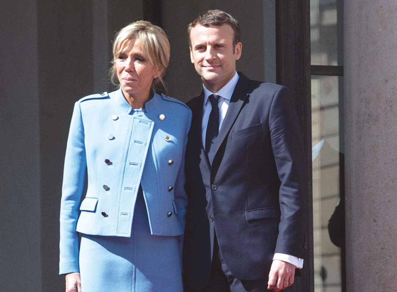 El nuevo presidente francés Emmanuel Macron y su esposa
Brigitte Trogneux. Foto: EFE/EPA/Julien de Rosa