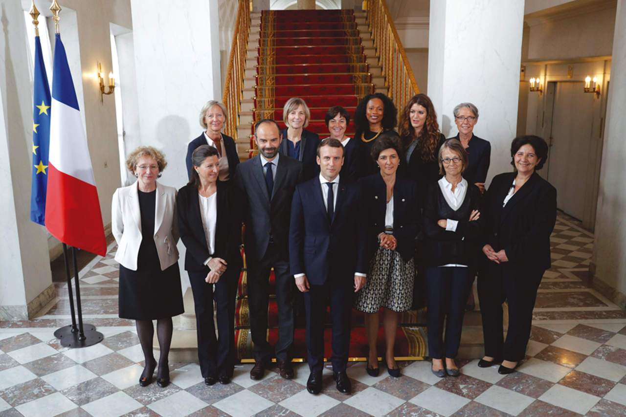Macron durante el primer Consejo de Ministros del nuevo gobierno, en el que se destacan el gran número de miembros femeninos. Foto: EFE/Philippe Wojarzer Pool.