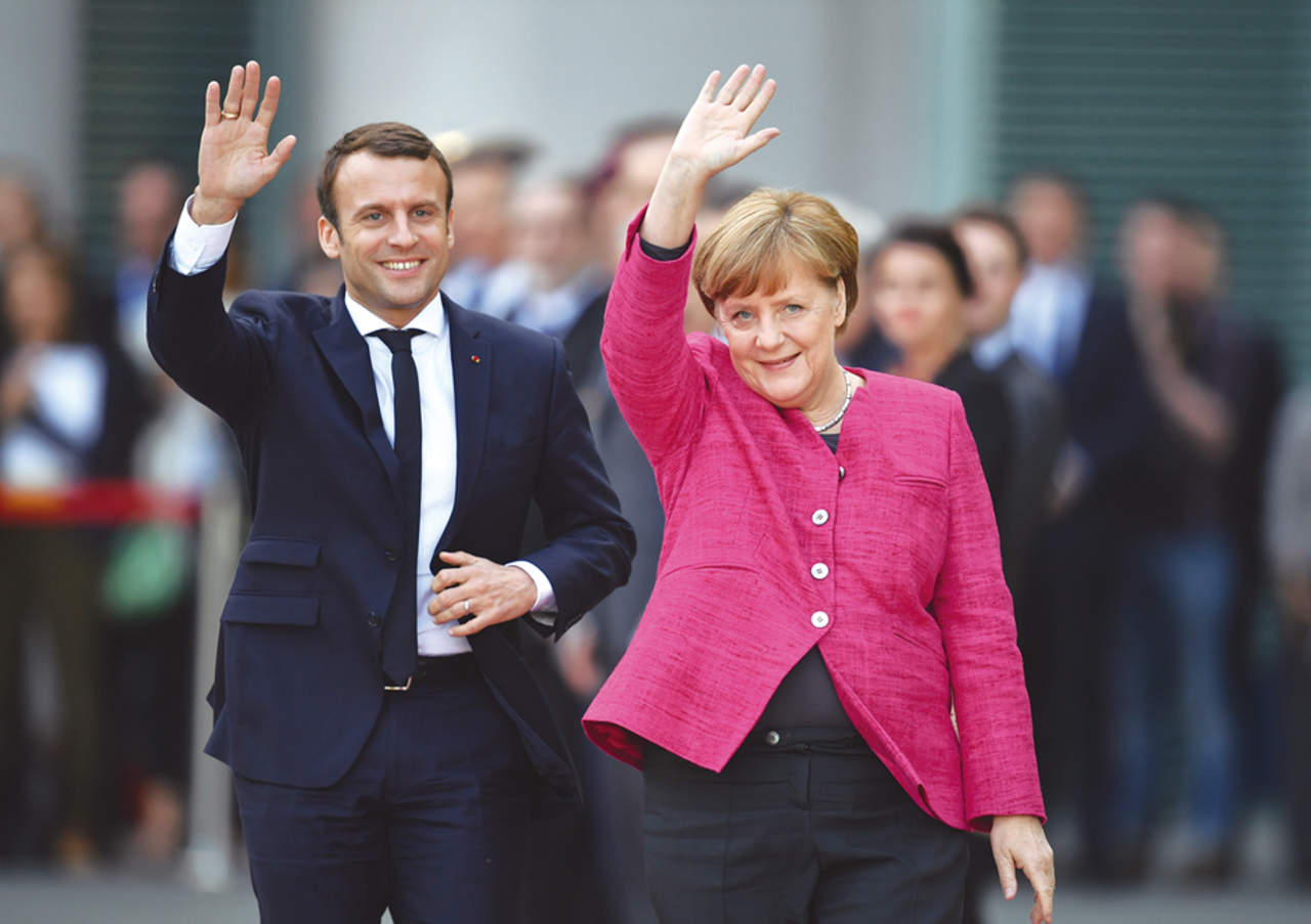 Presidente Emmanuel Macron y la canciller alemana Angela Merkel durante el primer viaje al extranjero de Macron (2017). Foto: AP/Bernd von Jutrczenka