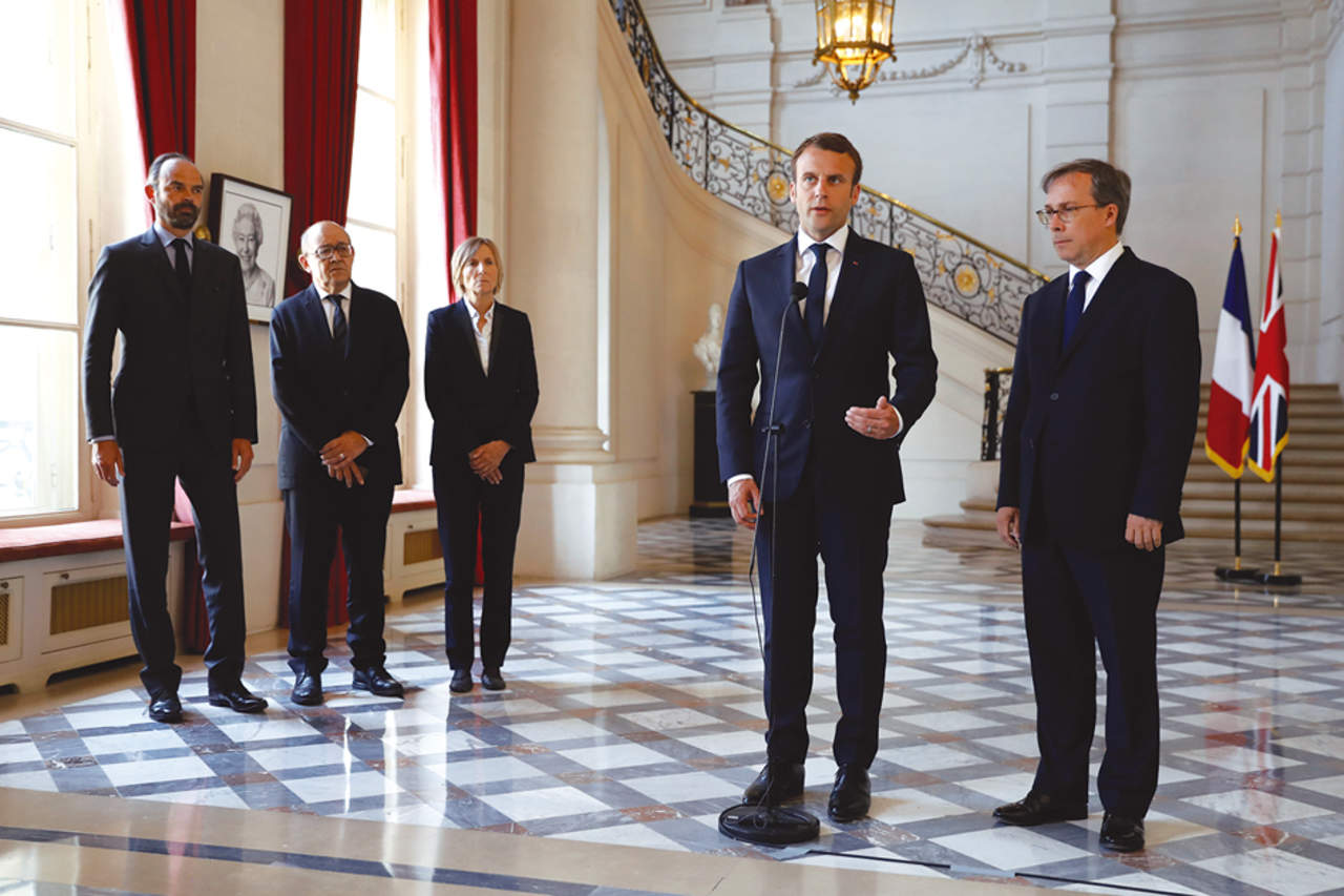 Emmanuel Macron pronunció un discurso con sus condolencias por atentado terrorista en Manchester en la embajada británica en París (2017). Foto: AP/Etienne Laurent/Pool