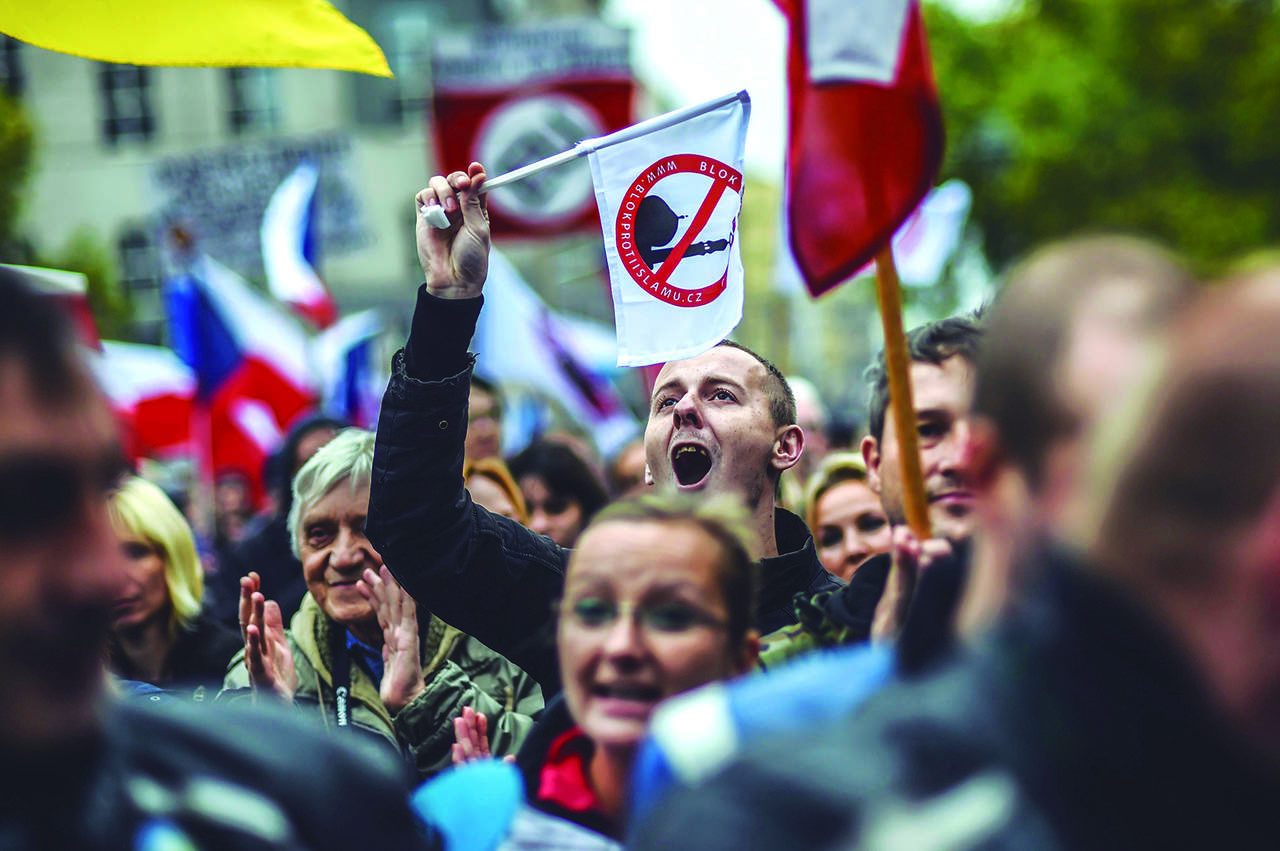 Varias personas participan en una manifestación anti-islámica en Praga, en rechazo a la acogida de refugiados. Foto: EFE/Pilip Singer.