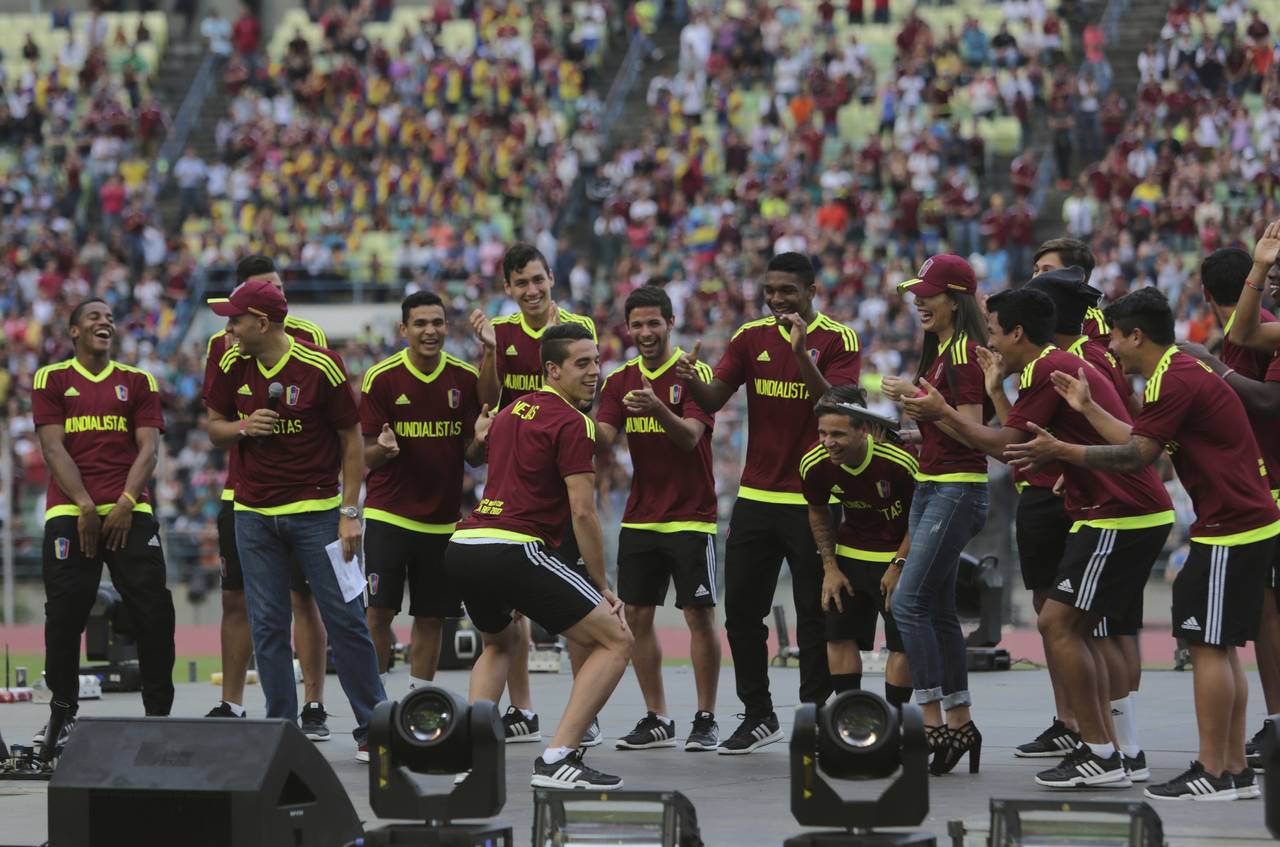 Los jugadores de la selección venezolana celebraron ante su gente apenas regresando a casa. (AP)