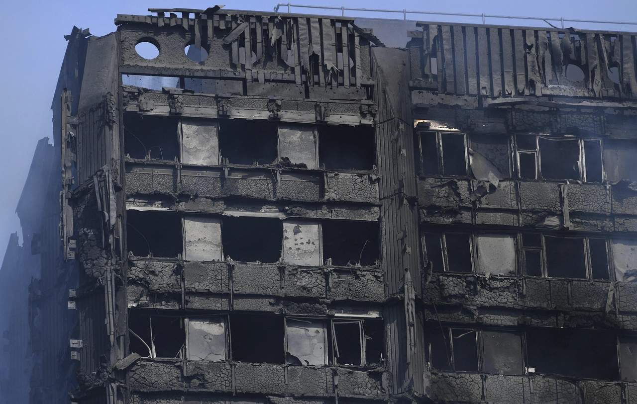 El incendio, del que aún se desconoce la causa, comenzó a las 00:15 GMT de este miércoles y ha dejado al menos doce muertos y más de 70 heridos, que han sido hospitalizados en centros médicos de la capital. (EFE)