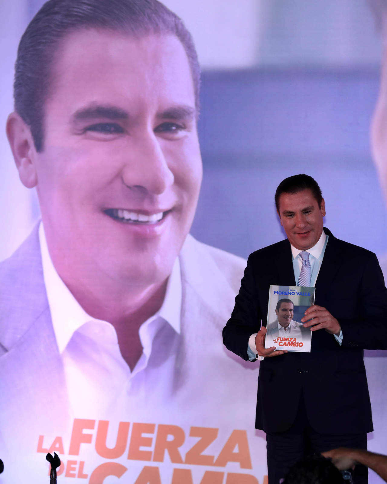 En un comunicado, la casa editorial Porrúa aseguró no tener ningún vínculo en la realización del libro 'La Fuerza del Cambio' del ex gobernador de Puebla, Rafael Moreno Valle. (ARCHIVO)
