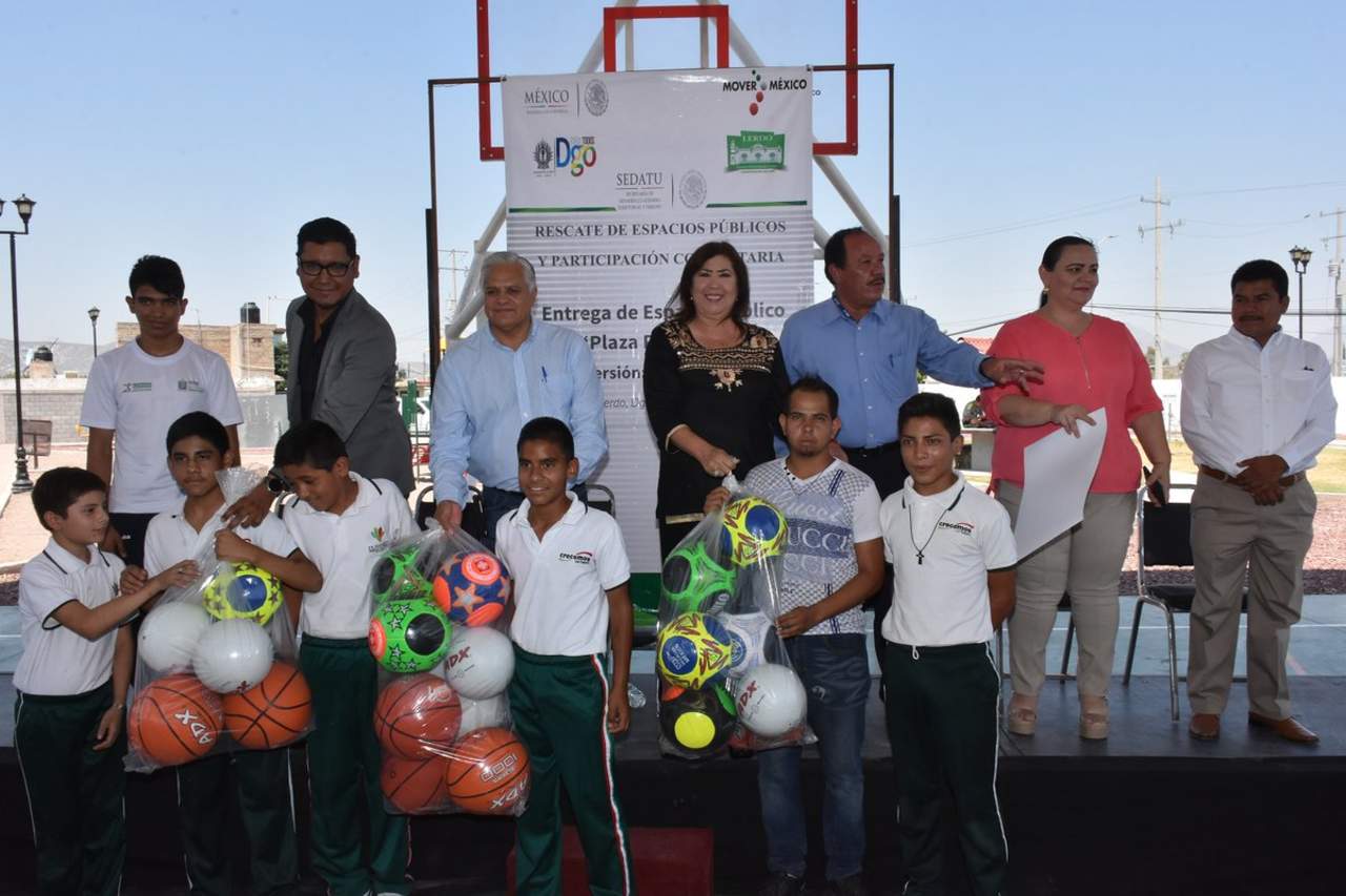 Durante el evento, González Achem entregó material deportivo y para limpieza a los alumnos de la escuela primaria “Gral. Lázaro Cárdenas”. (TWITTER)
