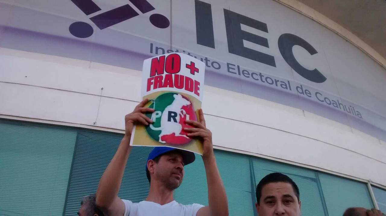 Las instalaciones del IEC donde se realiza este acto de manifestación se encuentran ubicadas en la Carretera Saltillo- Monterrey kilómetro 5. (FERNANDO COMPEÁN)