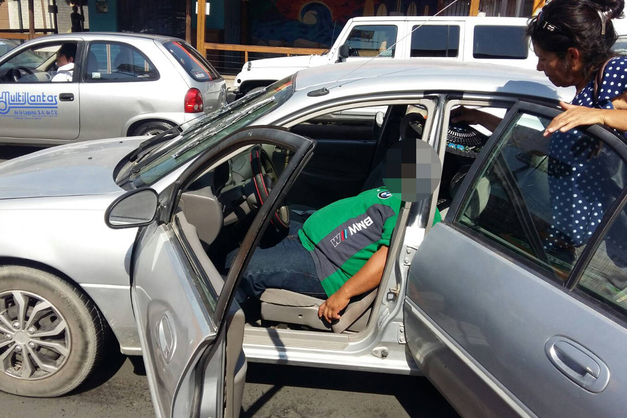 Se desvanece. Hombre sufre ataque al corazón mientras manejaba, luego choca su unidad con un taxi en Torreón.