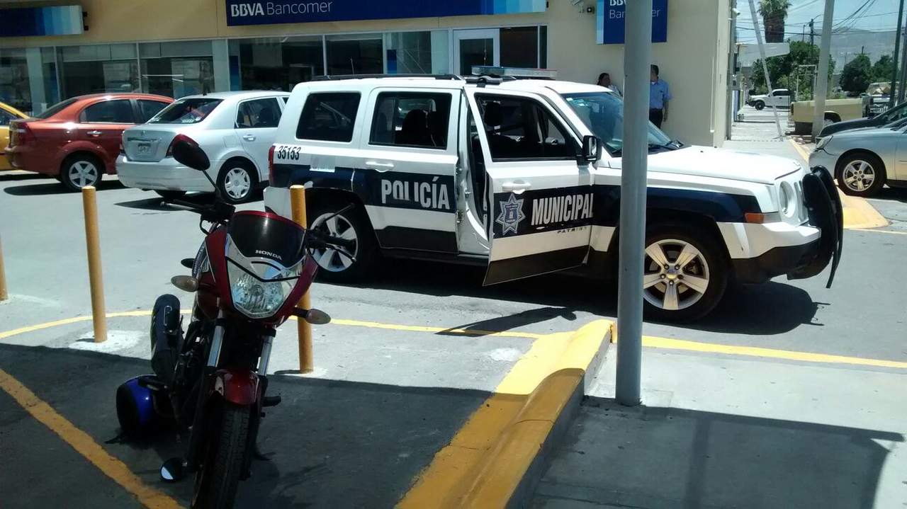 El atraco se registró en el estacionamiento de un banco en bulevar Independencia y calle Eugenio Aguirre Benavides. (EL SIGLO DE TORREÓN)
