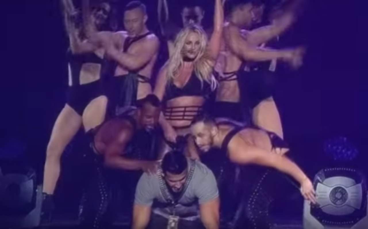 Britney subió a su novio al escenario durante un show en Taipéi. (ESPECIAL) 