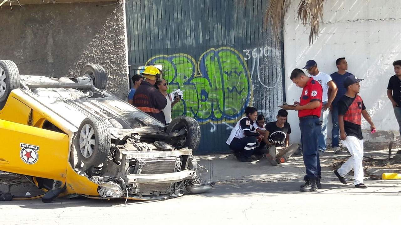 El aparatoso accidente se registró alrededor de las 16:15 horas en la calzada Manuel Ávila Camacho casi esquina con calle Iztaccíhuatl de la colonia Carolinas, a la altura de la Estación Aérea Militar. (EL SIGLO DE TORREÓN)