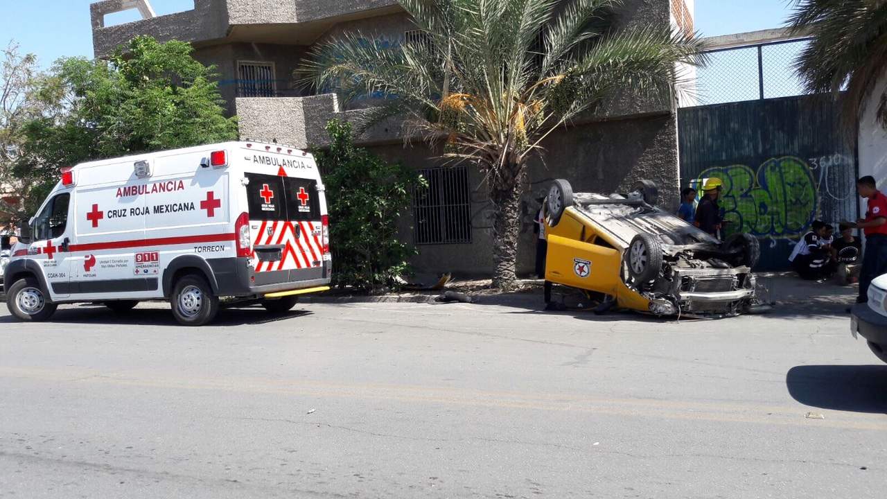 Al lugar acudió personal del Cuerpo de Bomberos y paramédicos de Cruz Roja quienes auxiliaron al conductor del taxi de nombre Ulises N. (EL SIGLO DE TORREÓN)