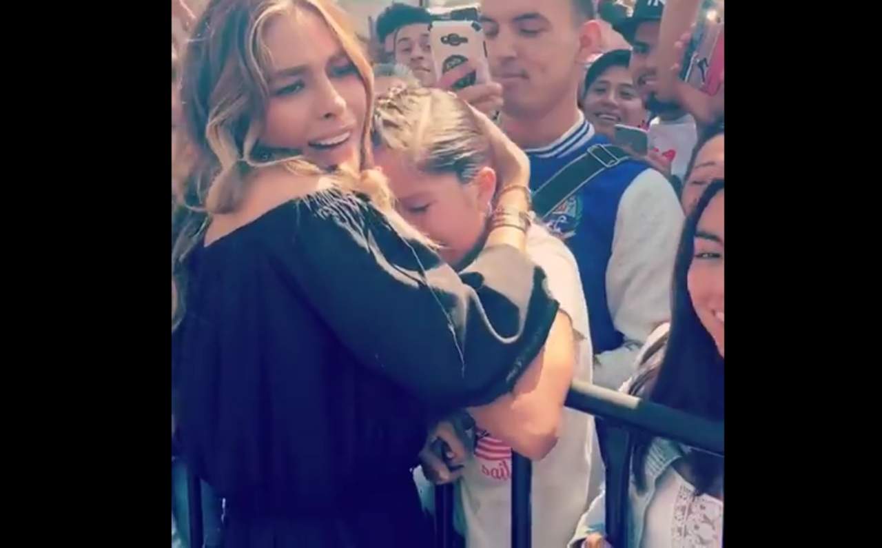 En el video se observa que Montijo abraza a la niña, le pide que no llore y luego se quita un collar para regalárselo.(ESPECIAL)