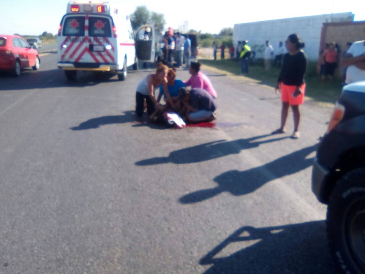 Accidente. El cuerpo del joven quedó tendido sin vida sobre la carretera Torreón-San Pedro, hasta donde acudió el PM a dar fe.