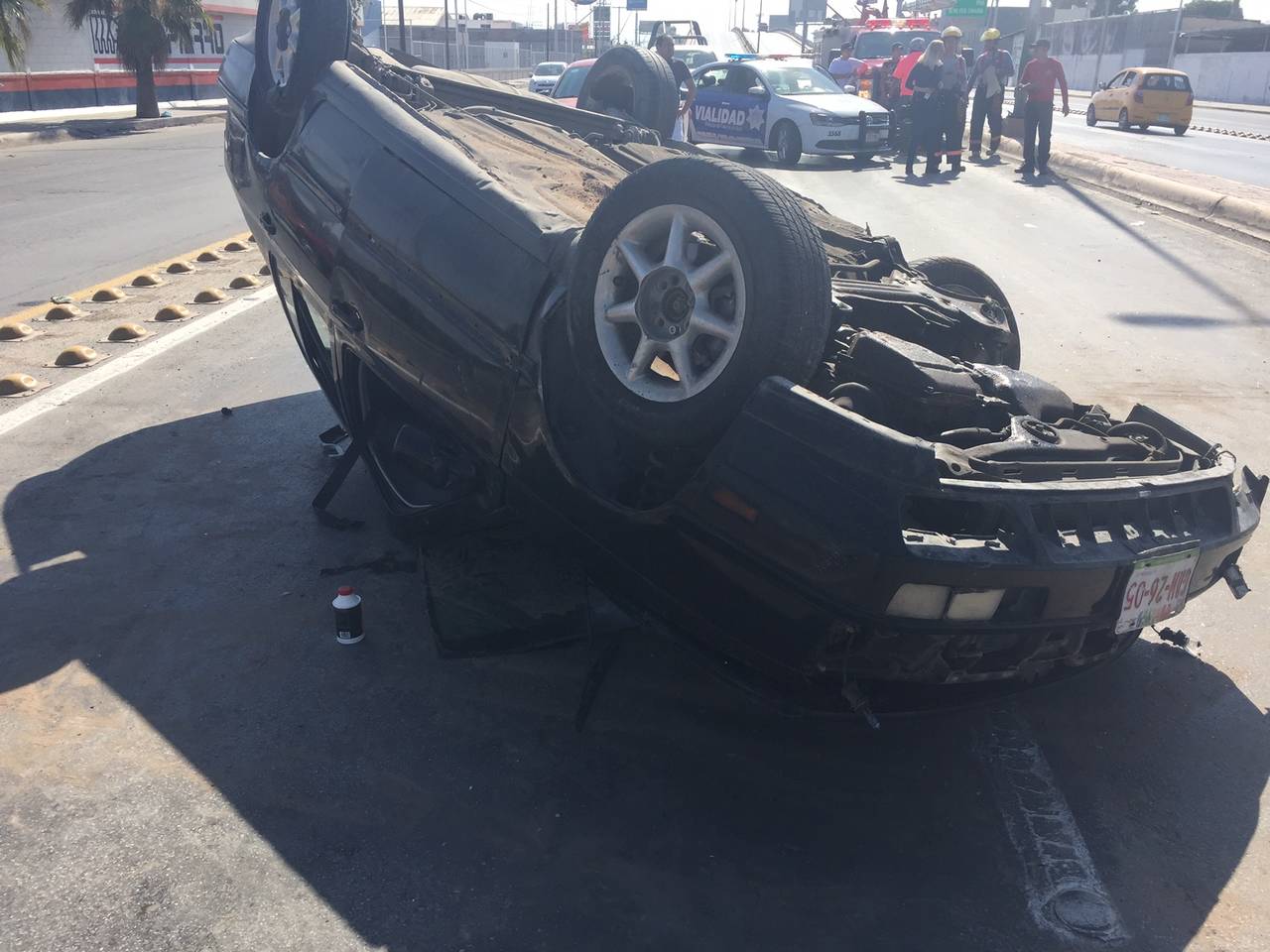 Accidente. El sedan terminó con las llantas hacía arriba luego de chocar con la palma y volcar en la carretera Torreón-Matamoros. (EL SIGLO DE TORREÓN)