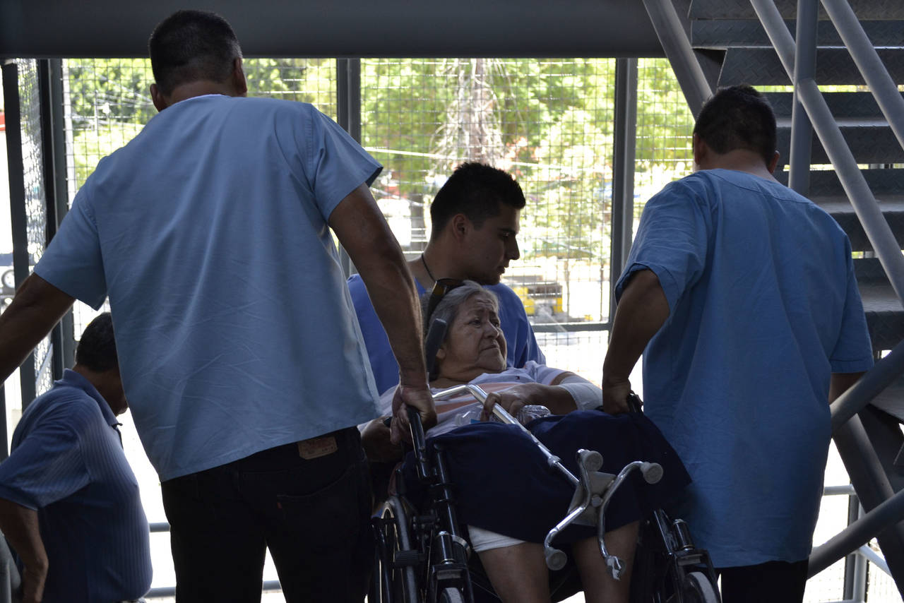 Obsoleto. Entre la remodelación y lo deteriorado de las instalaciones, pacientes del Hospital del ISSSTE de Torreón y el personal, tienen que hacer 'malabares' para recibir la atención. (EDITH GONZÁLEZ)