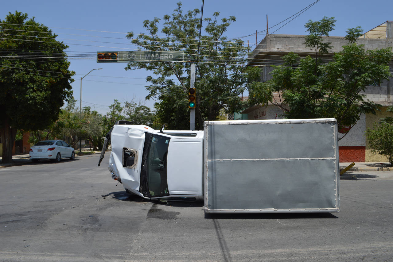 Aparatoso. Un fuerte choque terminó en la volcadura de uno de los vehículos involucrados, ocurrió la zona Centro de Torreón. (EL SIGLO DE TORREÓN)