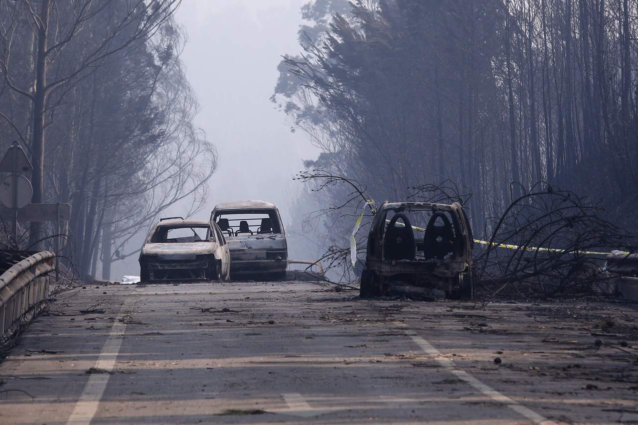 Muchas de las víctimas murieron atrapadas en sus autos cuando las llamas invadieron una carretera. (EFE) 