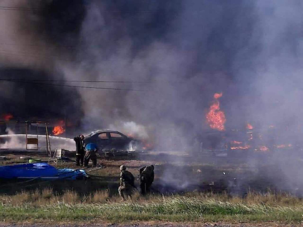 La explosión dejó al menos 10 casas quemadas y más de 16 vehículos calcinados, según informó Protección Civil del estado. (TWITTER)