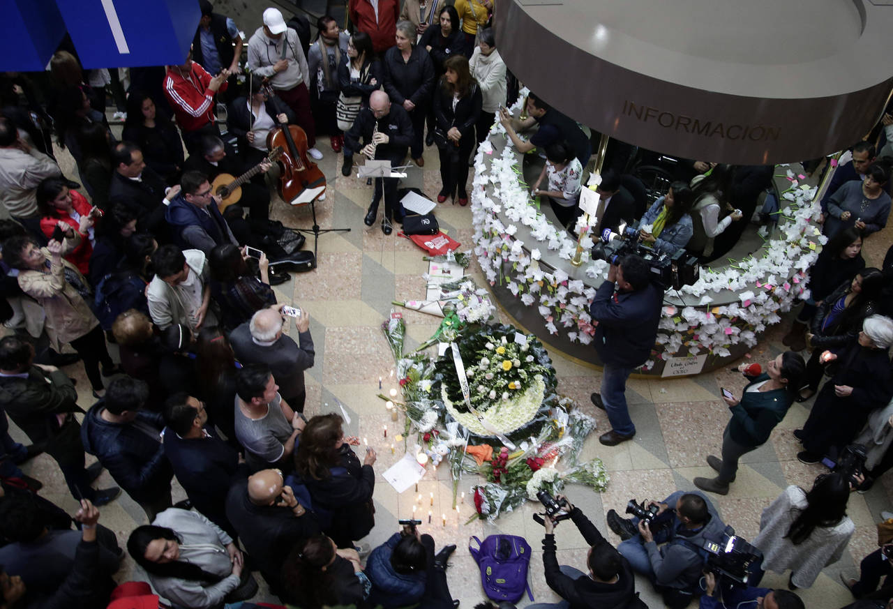 Conmoción. En la imagen se observa la ofrenda de los colombianos ante los ataques terroristas. 
