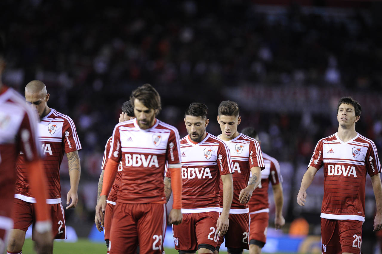 Jugadores de River Plate durante el juego de la jornada 28 del torneo de Primera Division en el estadio Antonio Vespucio Liberti. Se le escapa el título al River Plate