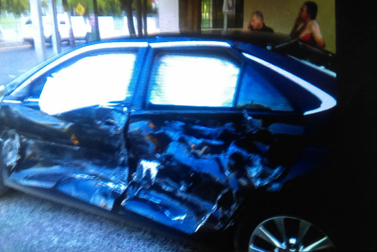 Colisión. El Toyota Camry quedó muy dañado de su costado izquierdo y el conductor lesionado. (CORTESÍA)
