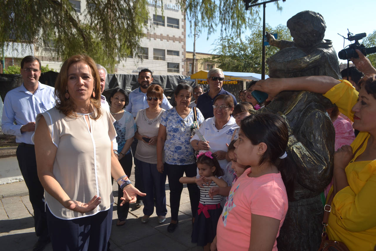 Gira. Minutos después de las 9 de la mañana de ayer domingo, Margarita Zavala realizó un breve recorrido en la Plaza de Armas. 