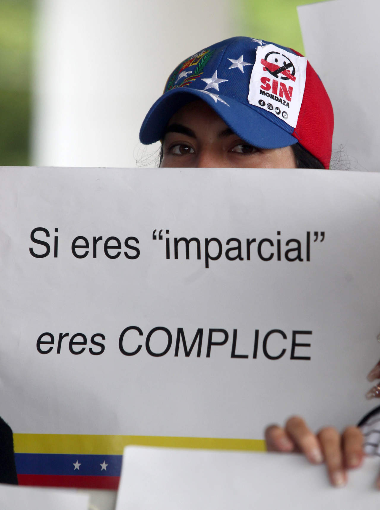 Protestan en Bogotá contra Maduro; piden renuncia de embajador de Venezuela