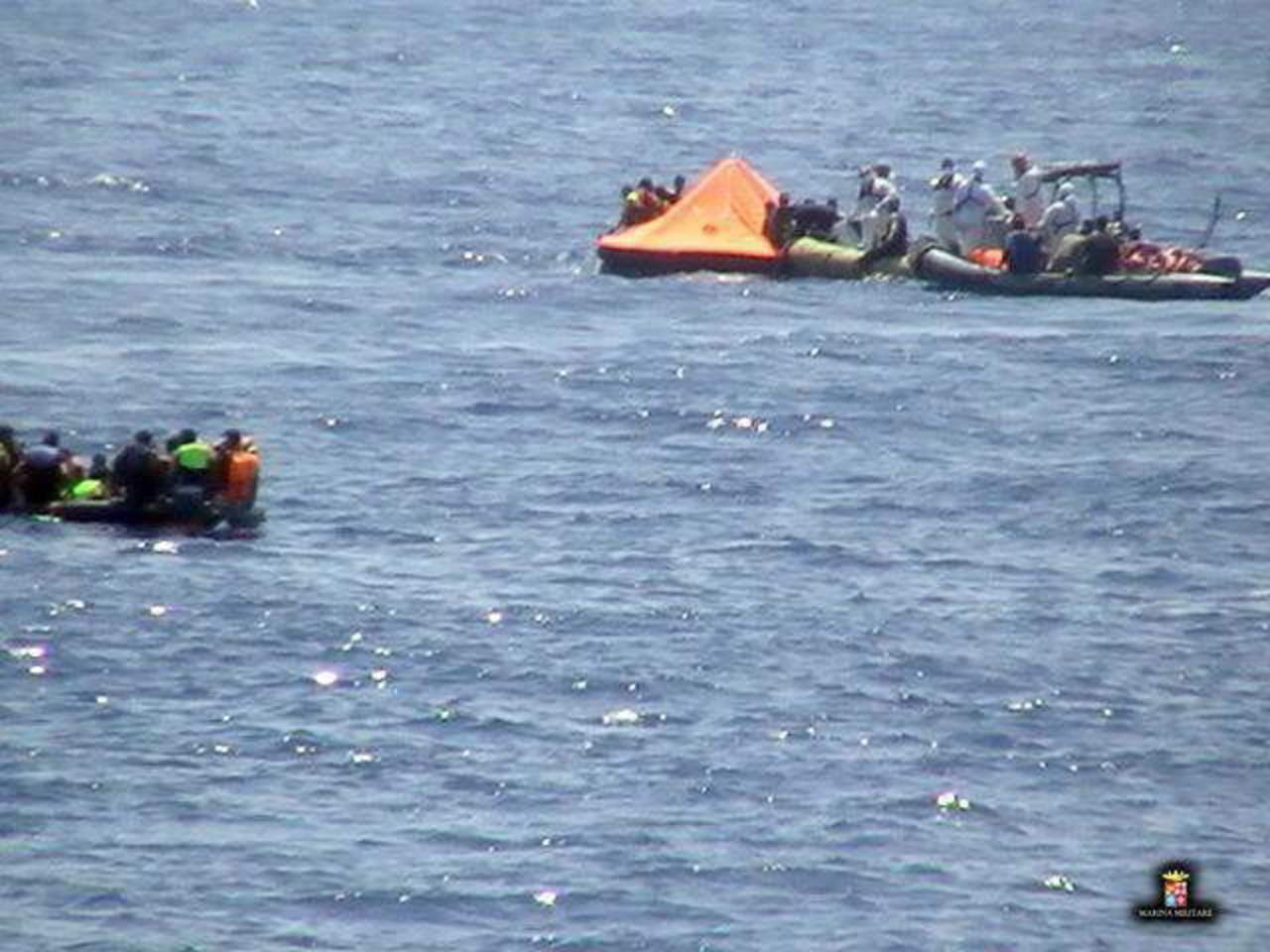 Al menos 126 inmigrantes muertos en naufragio en canal de Sicilia