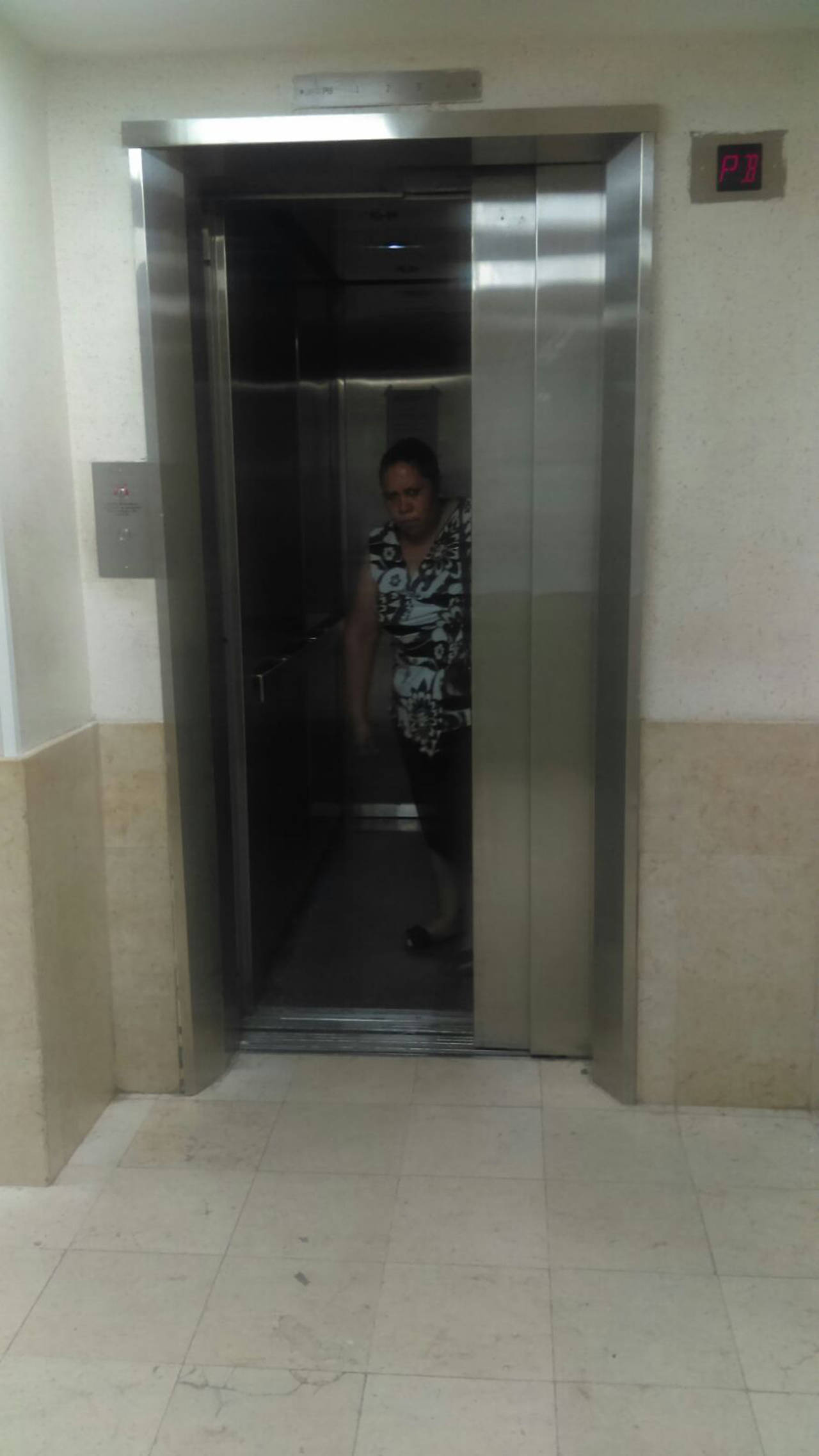 Problema. Derechohabientes tuvieron que ser cargados por los trabajadores del ISSSTE ante la falta del elevador. (EL SIGLO DE TORREÓN)