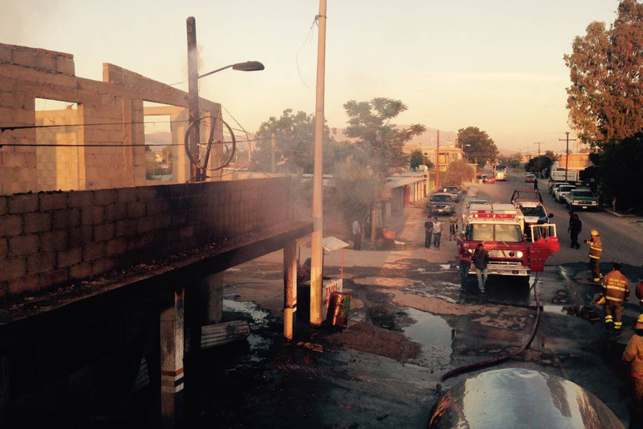 Cortocircuito provoca incendio en dos tiendas