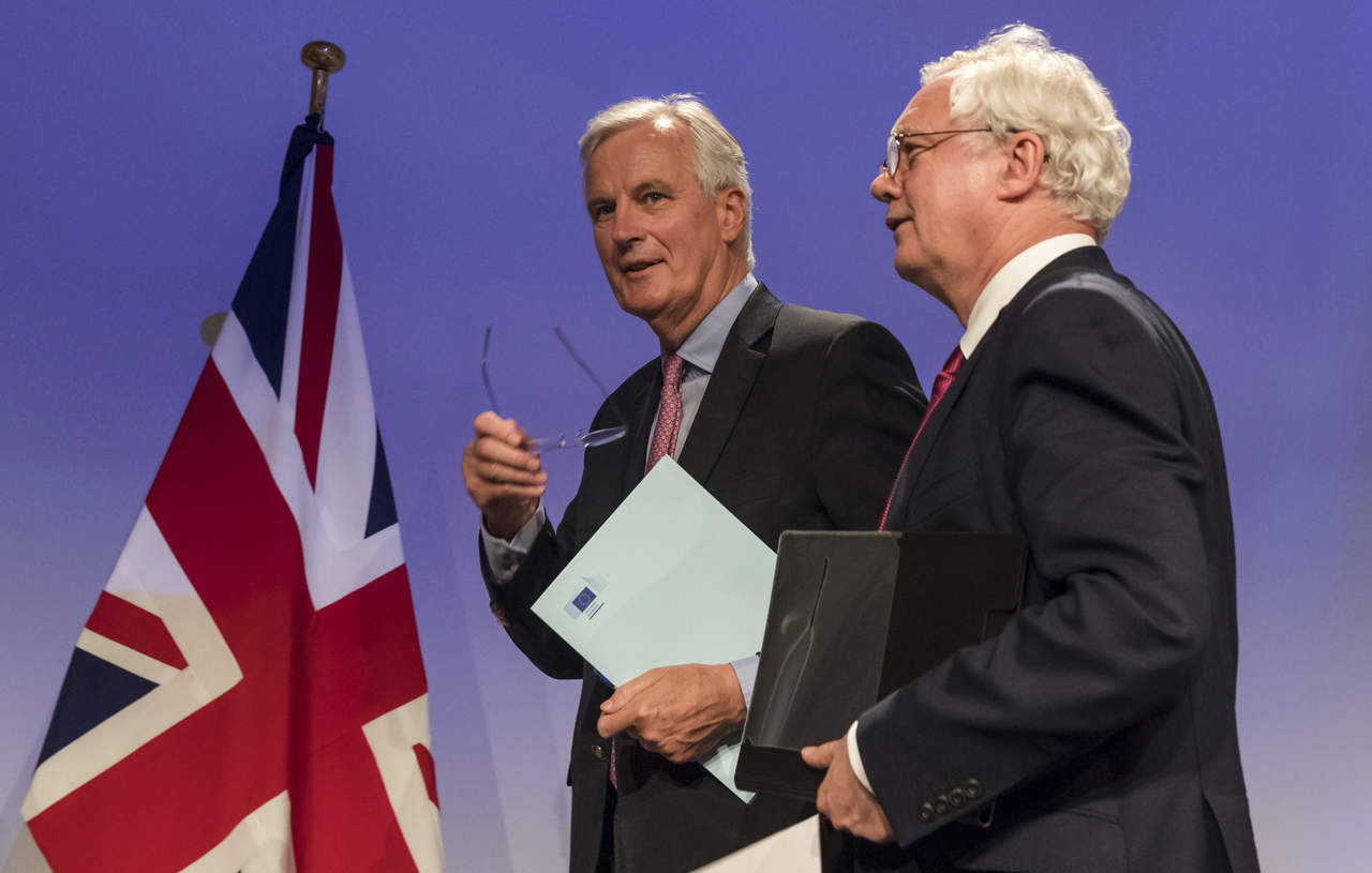 Separación. El jefe negociador de la UE, Michel Barnier (izq.),
se reunió con el secretario de RU para el ‘Brexit’, David Davis.