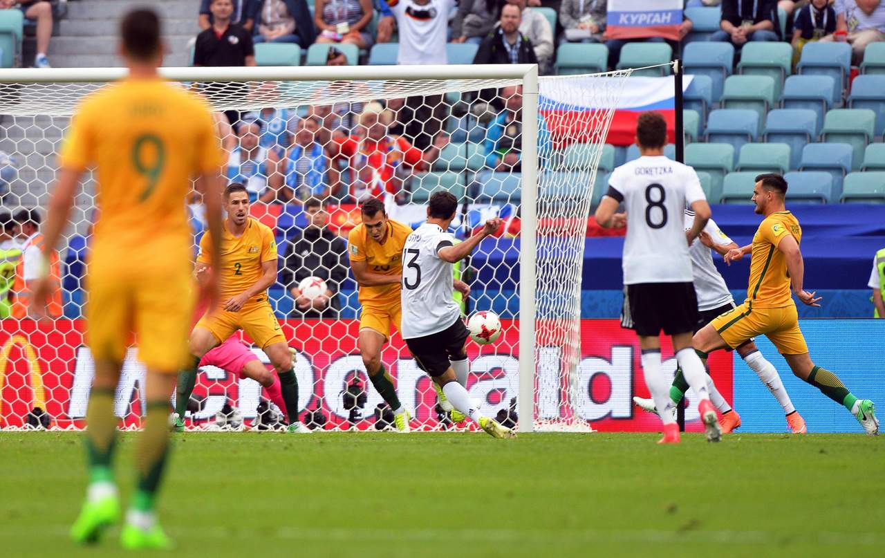 El centrocampista alemán Lars Stindl (c) marca el 1-0 ante Australia durante un encuentro perteneciente al grupo B de la Copa Confederaciones. 