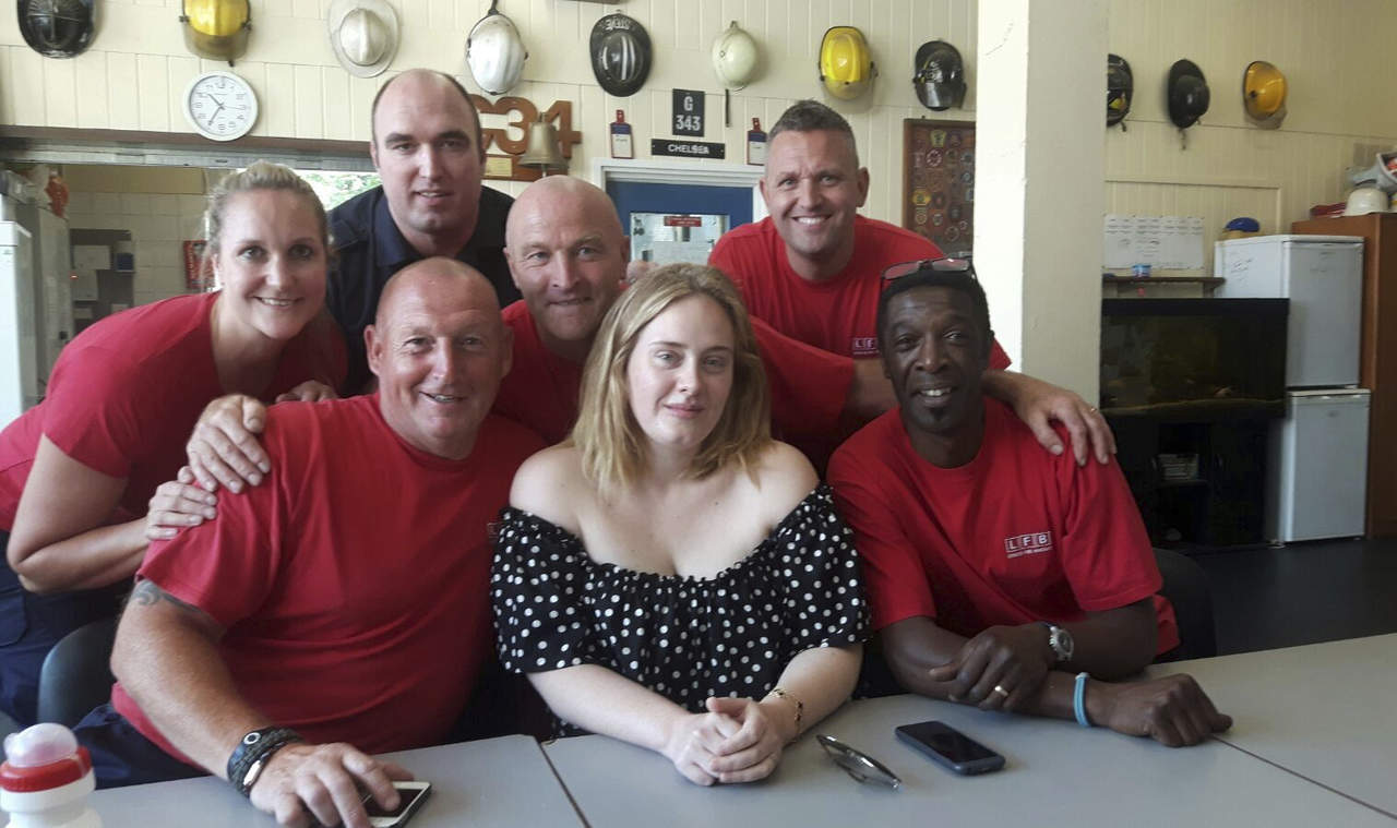 Adele visita a los bomberos tras el incendio en Londres