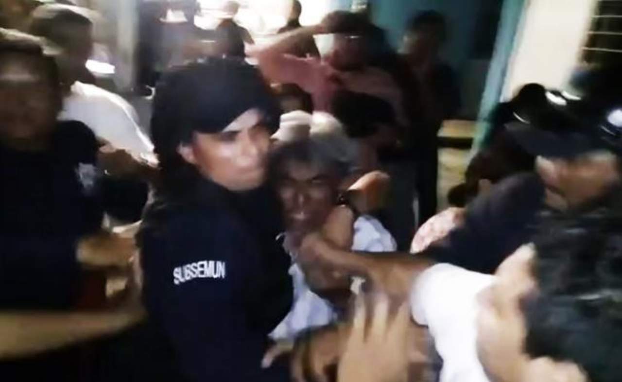 Al difundirse la denuncia, un grupo de personas trató de linchar al maestro en las instalaciones del centro escolar, pero fue impedido por autoridades. (TWITTER)