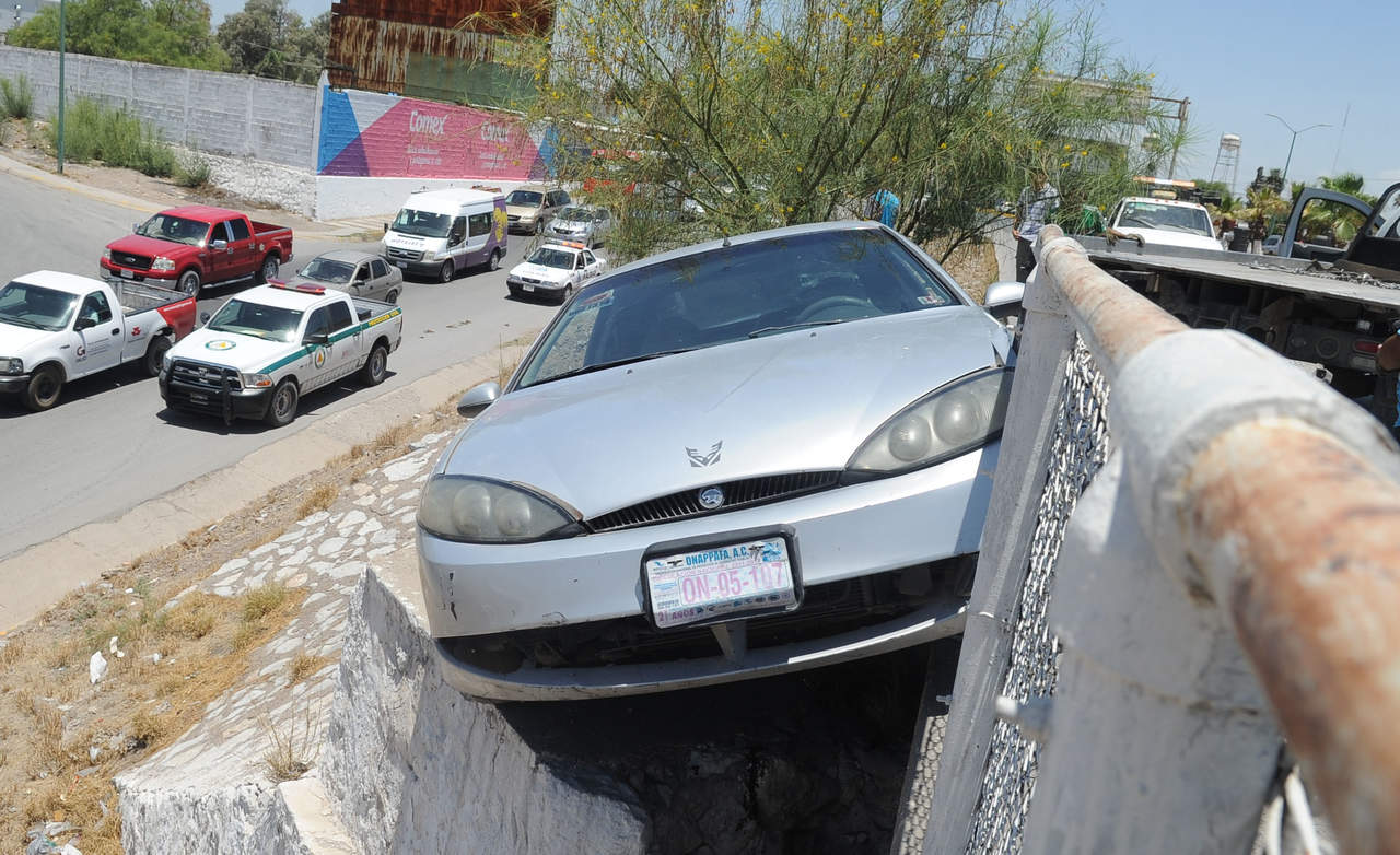 En el lapso en que maniobraron y retiraron el vehículo del área fue cerrada la vialidad que dirige de Gómez Palacio a Torreón. (RAMÓN SOTOMAYOR)