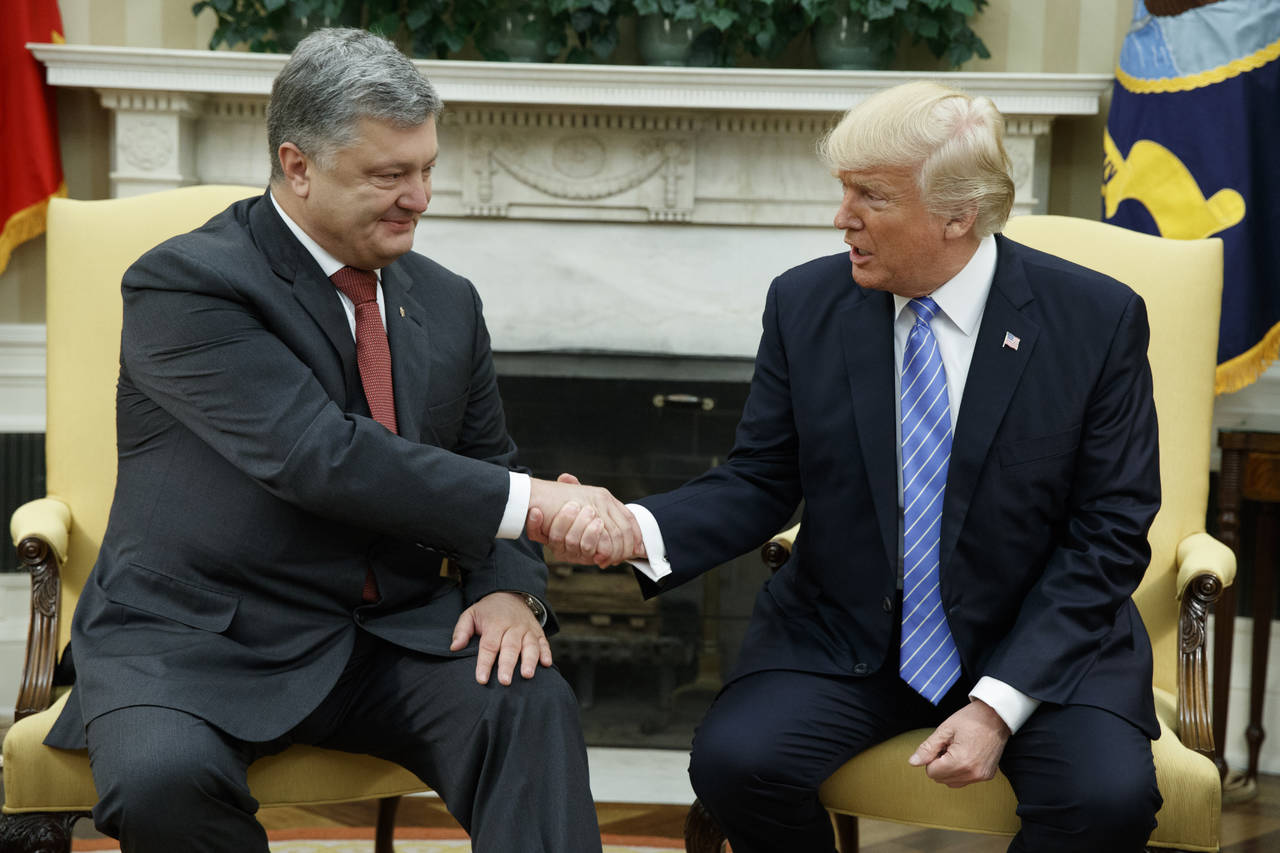 Con fuego. Donald Trump se reunió ayer con su contraparte de Ucrania Petró Poroshenko.