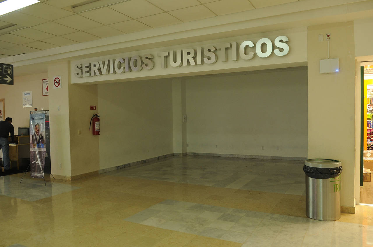 Abandonada. Aspectos generales de la oficina de servicios turísticos que se encuentra dentro del aeropuerto. 