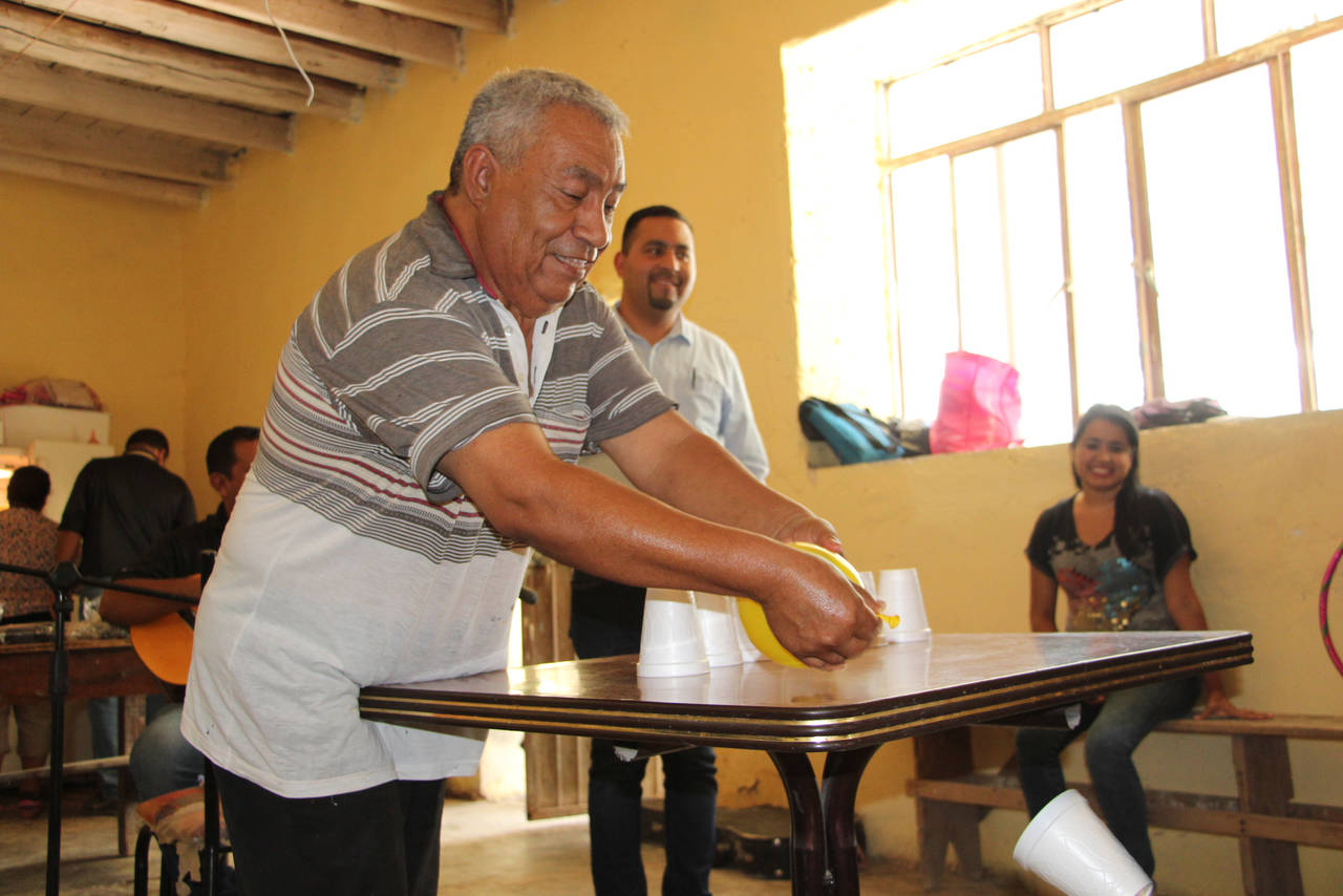 Convivencia. El DIF Madero organizó un pequeño convivio para celebrar el Día del Padre en los Comedores Comunitarios.