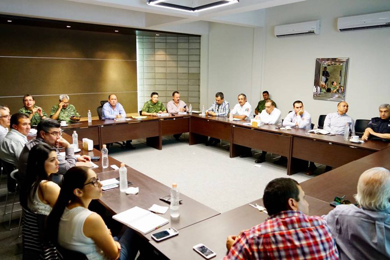 Análisis. En la Base Aérea Militar, Moreira Valdez se reunió con representantes de la  Secretaría de la Defensa Nacional. (TWITTER)