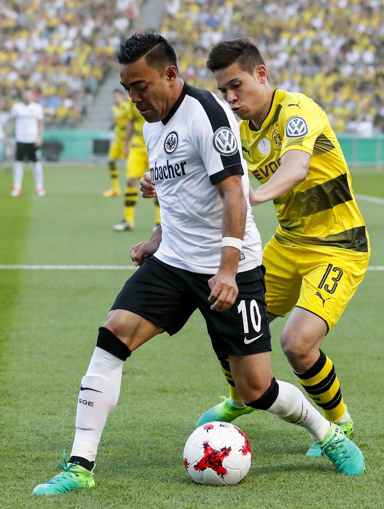 El defensa mexicano Salcedo militará en el equipo Eintracht Frankfurt a lado de su compatriota Marco Fabián.
