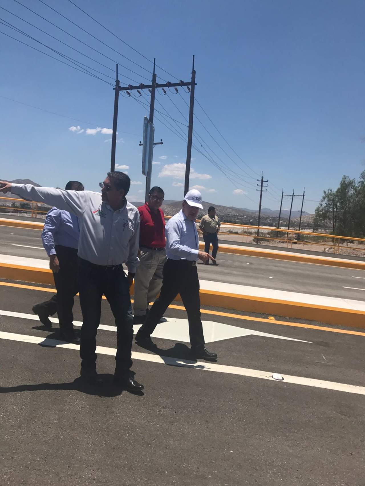 Aispuro dijo que establecerá contacto con el gobernador de Coahuila, Rubén Moreira Valdés para ponerse de acuerdo y abrir cuanto antes a la circulación este puente vehicular. (EL SIGLO DE TORREÓN)