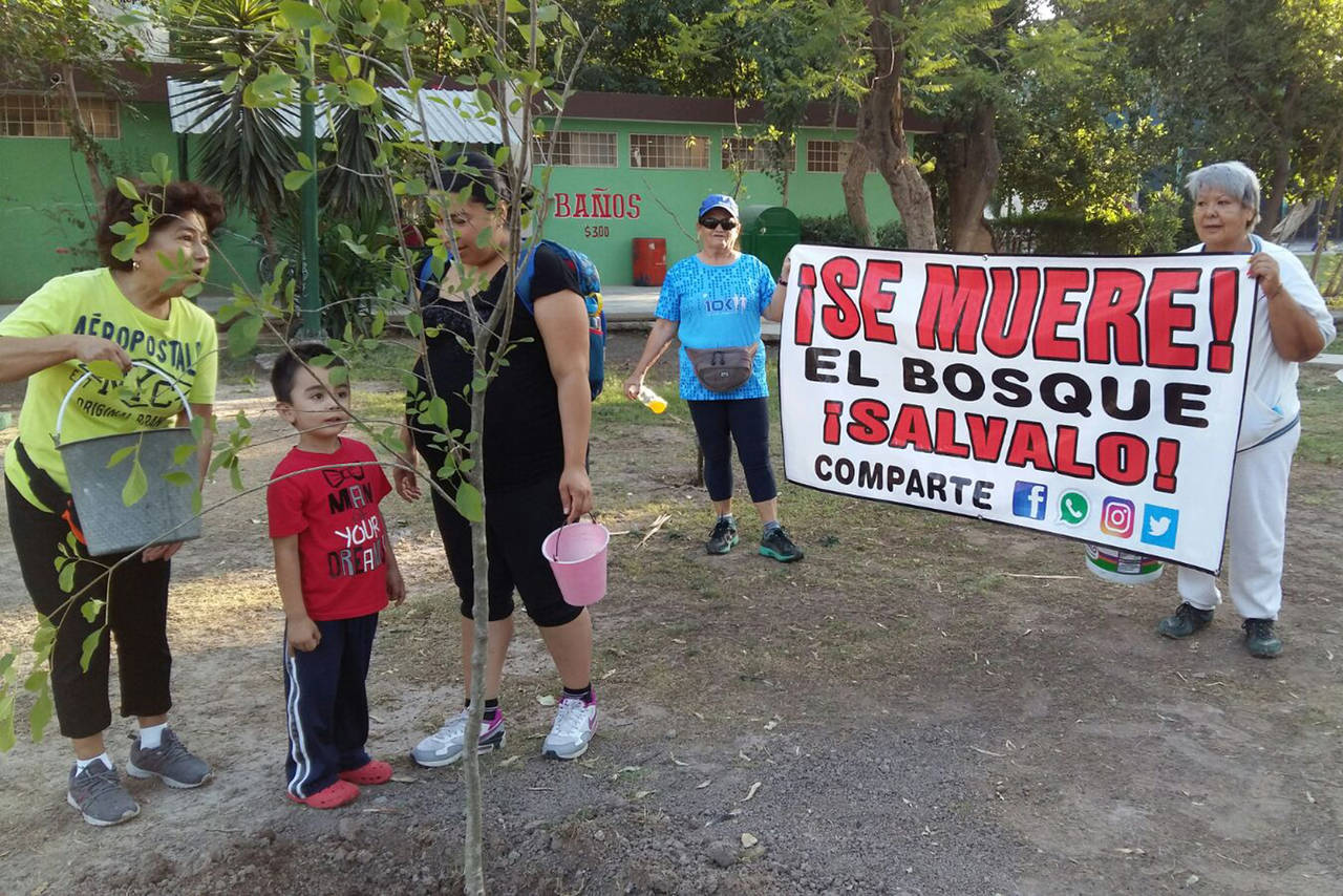 Apoyo. Deportistas laguneros se unieron para regar simbólicamente el Bosque Venustiano Carranza. (EL SIGLO DE TORREÓN)
