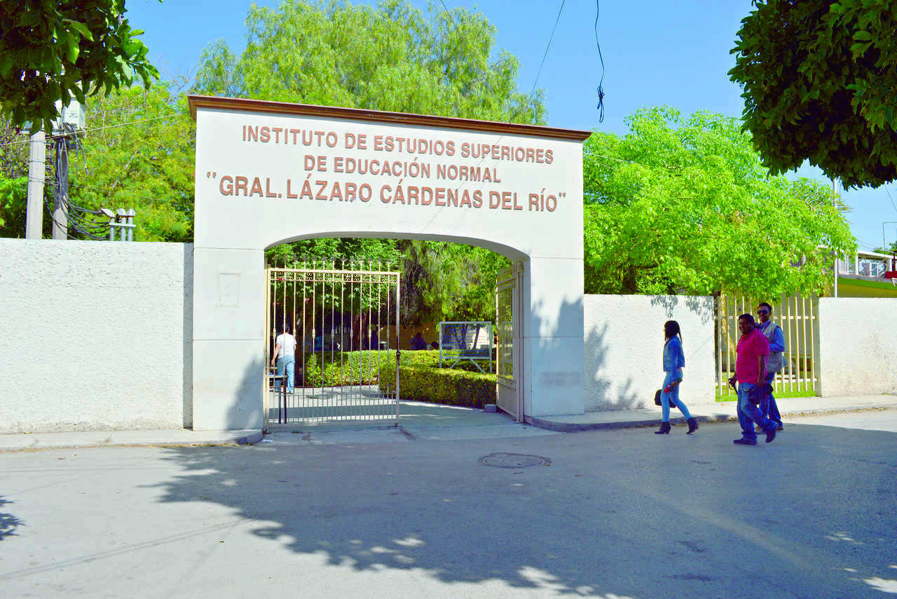 Escuela. La Dirección del Instituto de Estudios Superiores de Educación Normal, Lázaro Cárdenas, prepara los exámenes. 